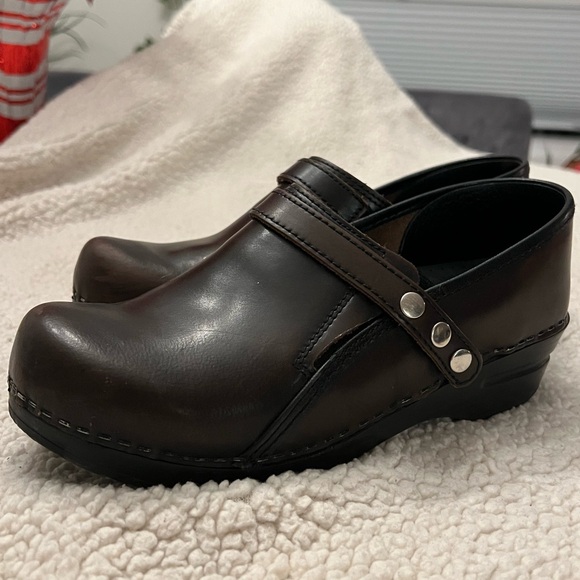 Sanita Cori brown leather clog w strap - Picture 2 of 16